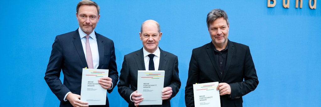 (v. l. n. r.) Christian Lindner (FDP), designierter Bundesminister der Finanzen, Olaf Scholz (SPD), designierter Bundeskanzler, Robert Habeck (Bündnis 90/Die Grünen), designierter Bundesminister Wirtschaft und Klimaschutz, nach der Unterzeichnung des Koalitionsvertrages