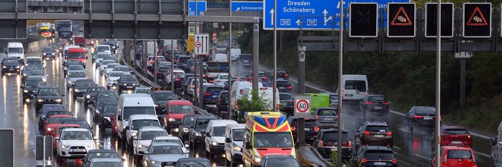 Der tägliche Stau im Berufsverkehr auf der Stadtautobahn. Der Berliner steckte in diesem Jahr 65 Stunden fest.