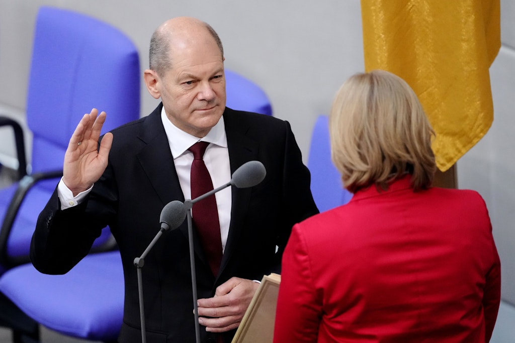 Bundeskanzler Olaf Scholz (SPD) legt im Bundestag vor Bärbel Bas (SPD), Bundestagspräsidentin, den Amtseid ab. 