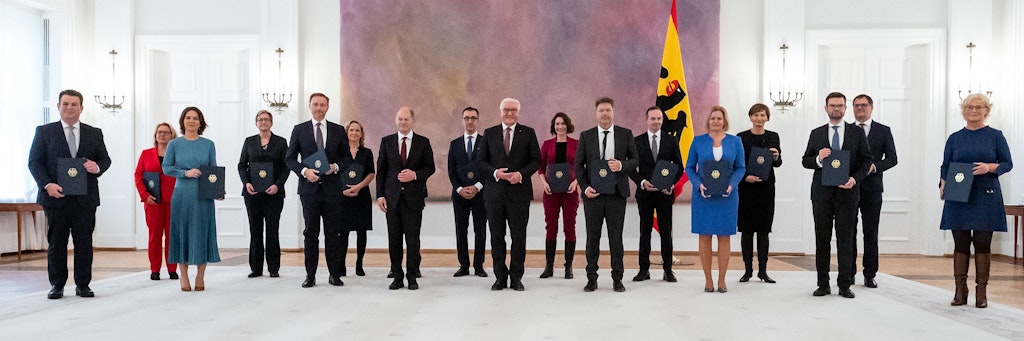 Die neue Regierung mit Bundespräsident Frank-Walter Steinmeier (Mitte). 