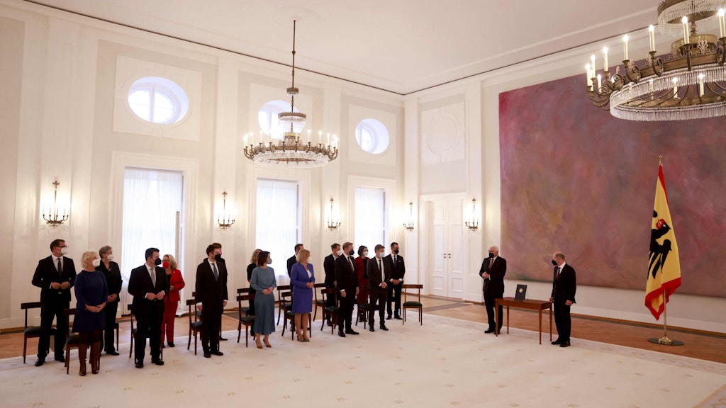 Die Minister bekommen vom Bundespräsidenten ihre Ernennungsurkunden. 