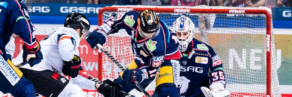 Eric Mik (M.) kann es vorn und hinten. Hier verteidigt der 21 Jahre alte Allrounder das Eisbär-Tor beim Spiel in Nürnberg.