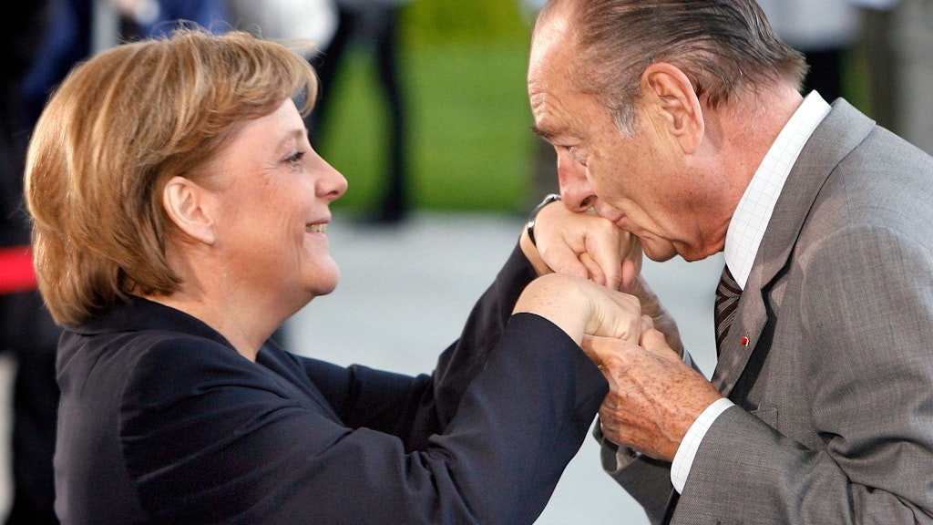 Küss die Hand, Kanzlerin. Merkel mit Jacques Chirac. 