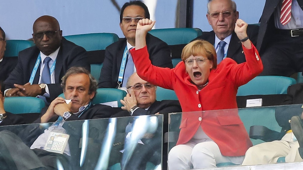 Jubel nach dem Tor zum 2:0 durch Mats Hummels. Michael Platini, Uefa-Präsident, und Sepp Blatter, der Fifa-Präsident, flippen weniger sichtbar aus. 