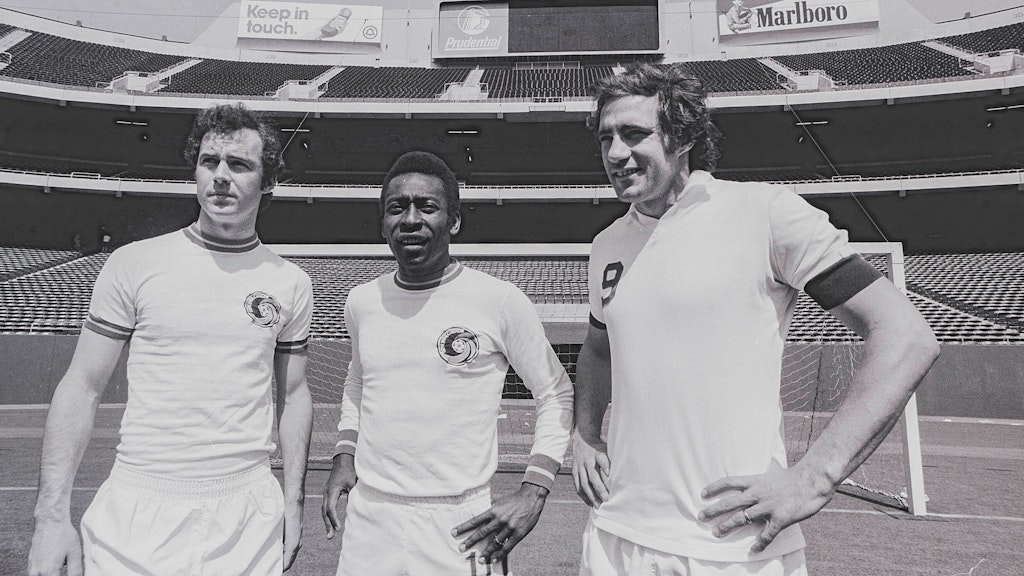 Pelé mit Franz Beckenbauer (l.) und Giorgio Chinaglia im Trikot von New York Cosmos.