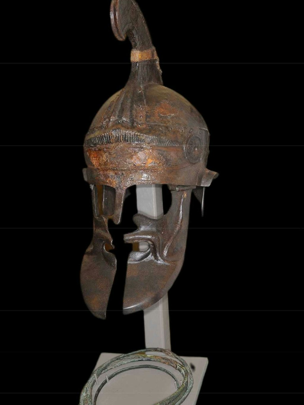 Auch ein Kriegshelm wurde sichergestellt.