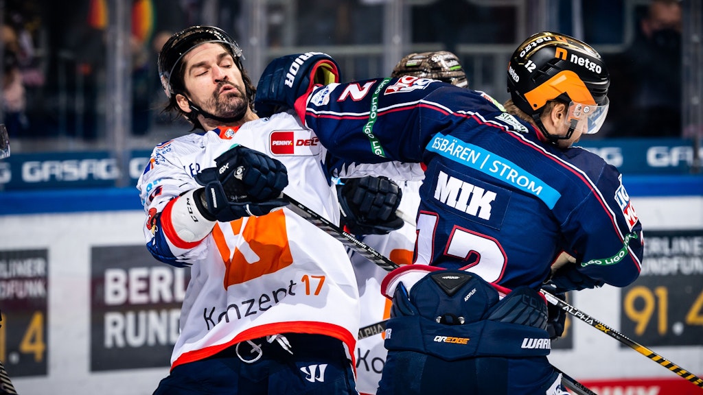 Eisbär Erik Mik kann auch Austeilen. Das bekam Hubert Labrie von den Iserlohn Roosters zu spüren. 