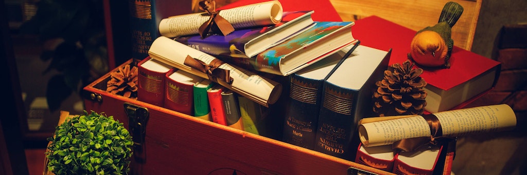 Bücher sind beliebte Weihnachtsgeschenke. Das richtige finden kann man auch auf Instagram.