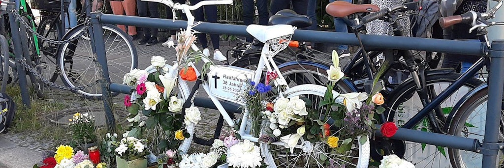 In Berlin markieren weiße Räder die Unfallorte, an denen Radfahrer im Straßenverkehr sterben. An der Greifswalder Straße / Am Friedrichhain kam es nun erneut zu einem tödlichen Unfall. 