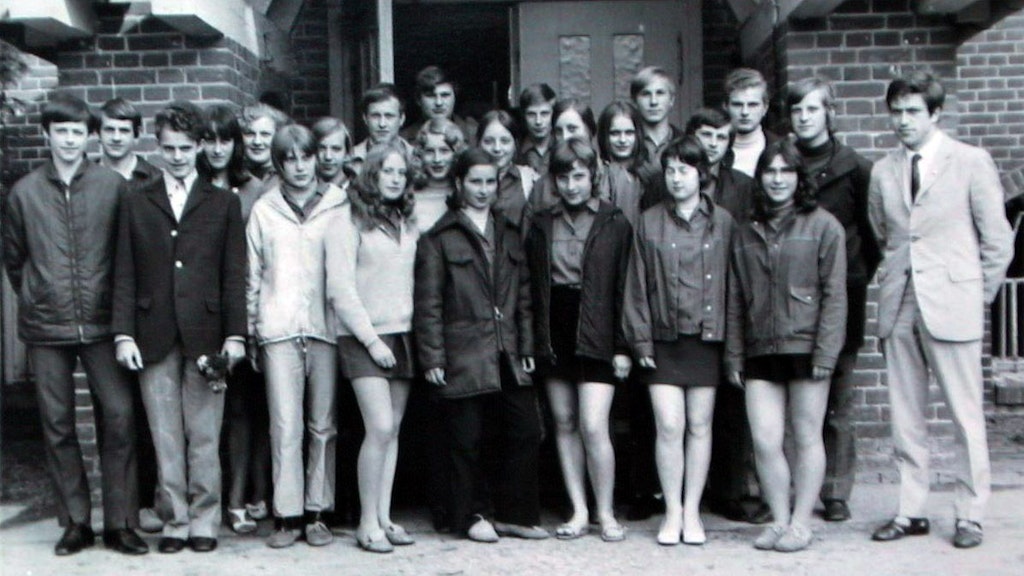  Angela Kasner: 2. Reihe, Mitte, leicht verdeckt, mit ihren Schulfreunden aus der 10. Klasse der Polytechnischen Oberschule Templin.