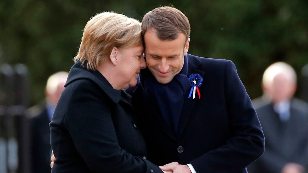 Paris 2018: Angela Merkel innig mit Emanuel Macron.