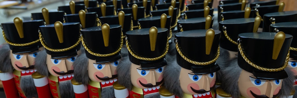 Sachsen, Seiffen: Fertig produzierte Nussknacker stehen in der Schauwerkstatt der Seiffener Volkskunst eG. 