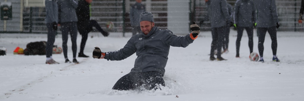 Ski und Rodel gut im Sportforum: Dynamos Ersatzkeeper Kevin Sommer bei winterlichen Vergnügungen. 