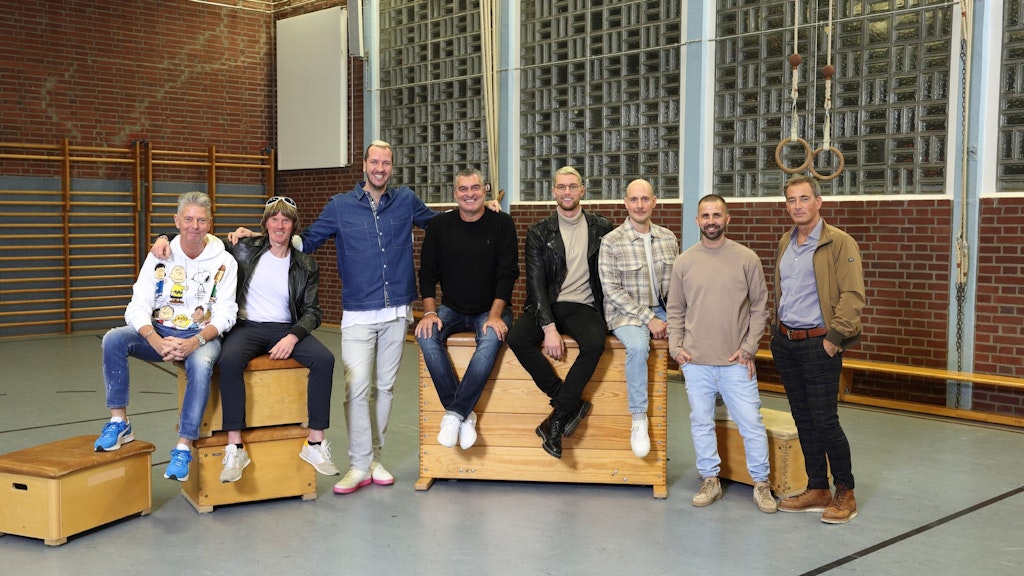 Benjamin Köhler (2.v.r.) ist bei „Showtime of my Life – Stars gegen Krebs“ dabei. Mit ihm (v.l.): Fomel1-Moderatoren-Legende Heiko Wasser, Ballermann-Star Mickie Krause, die Handballer Pascal Hens und Michael Roth, Prince Charming Kim Tränka, Sänger Oli Petszokat, und Schauspieler Jan Sosniok.