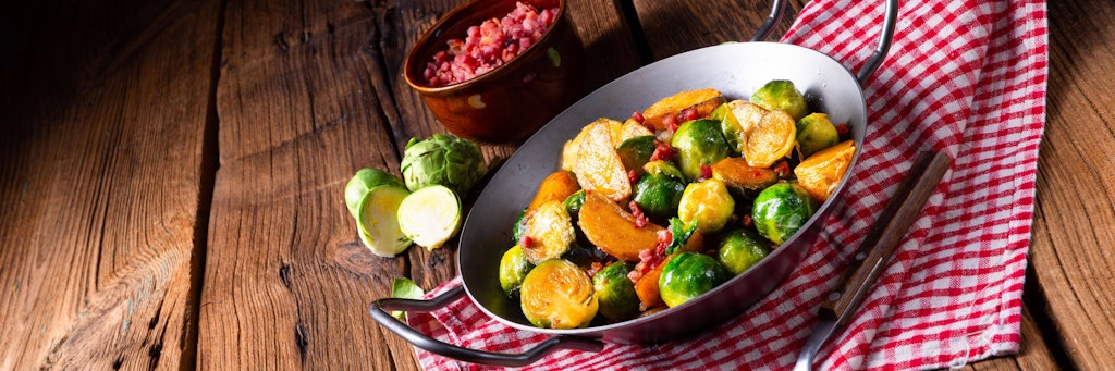 Rosenkohl mit Kartoffeln und Speck aus dem Ofen schmeckt ganz wunderbar.