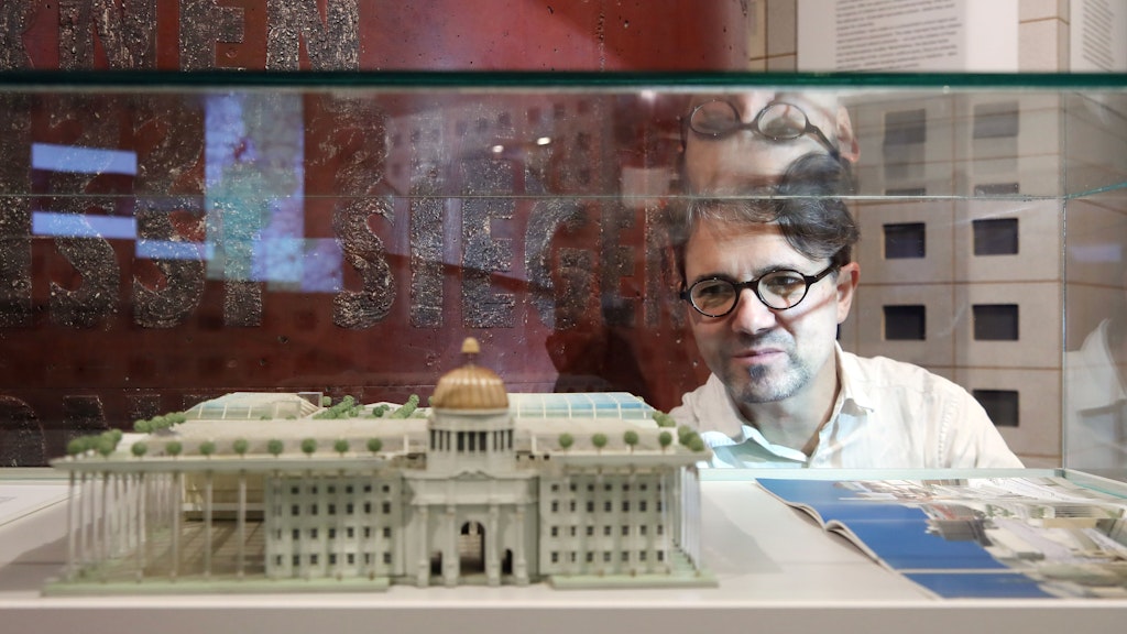 Ausstellungsleiter Sören Marotz (48) vor den Palast-Schloss-Modellen, die im DDR-Museum jetzt zu sehen sind.