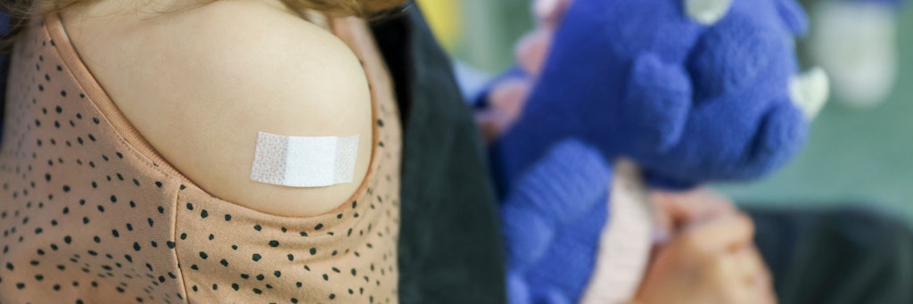 Ein Pflaster klebt auf den Arm eines 7-jähriges Mädchens. Die Stiko hat jetzt die Empfehlung zur Impfung von Kindern mit Vorerkrankungen abgegeben. 