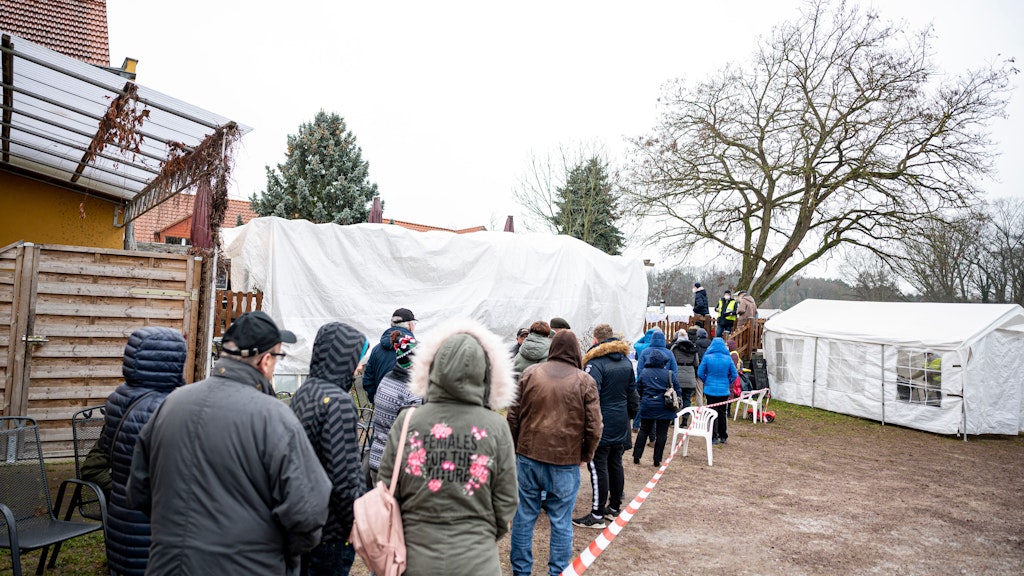 Menschen stehen vor dem selbst organisierten Impfzentrum in einem Gasthof in Stücken in der Gemeinde Michendorf (Landkreis Potsdam-Mittelmark) Schlange.