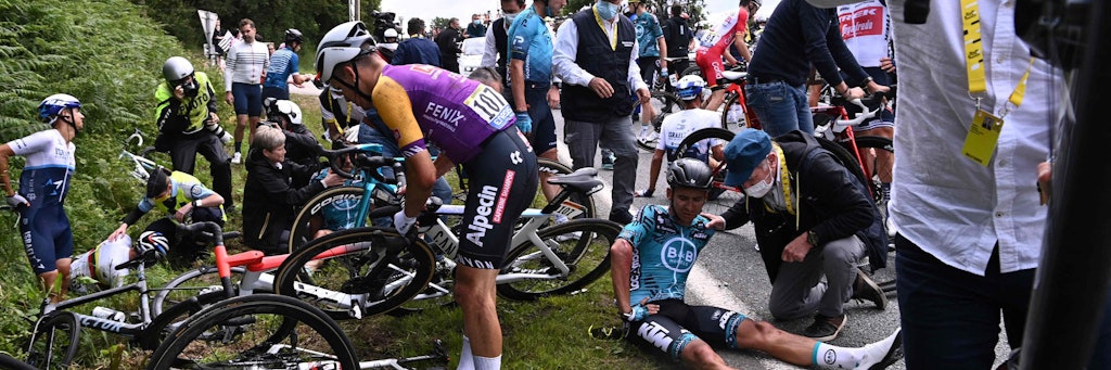 Massensturz bei der Tour – verursacht, weil eine Frau unbedingt ihre Omi grüßen wollte.