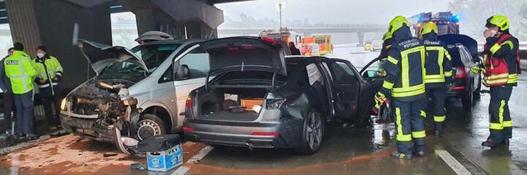 Rettungskräfte an der Unfallstelle auf der A115.