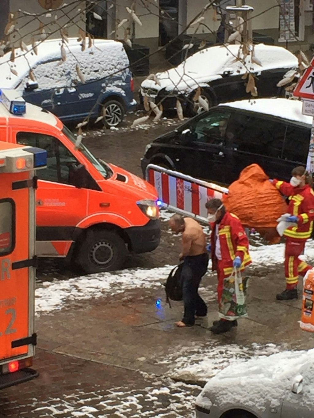 Barfuß und unterkühlt schleppt sich der Mann in den Rettungswagen.