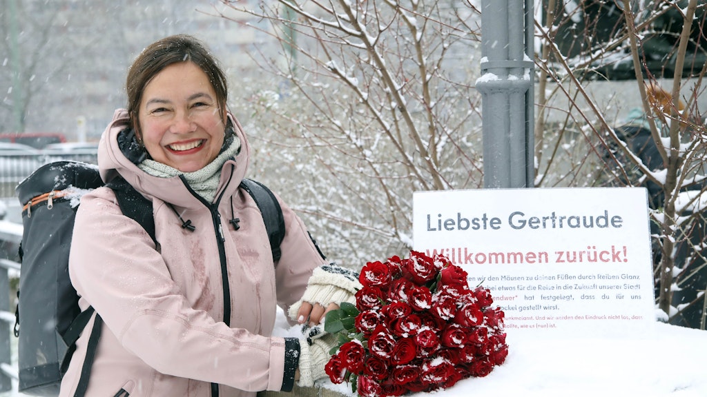 Die Archäologin Claudia Melisch begrüßte Gertraude mit einem Rosenstrauß.