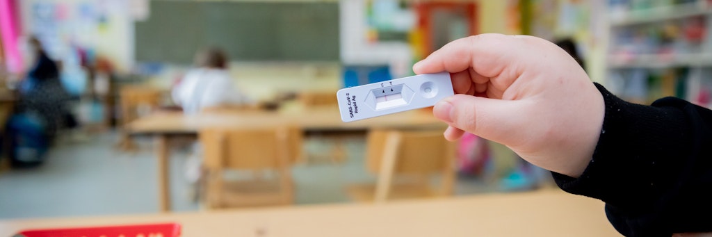 Berlin: Ein Schüler hält bei einem Probelauf mit Corona-Schnelltests an der Grundschule in der Köllnischen Heide in Berlin-Neukölln seinen negativen Test in die Kamera. 