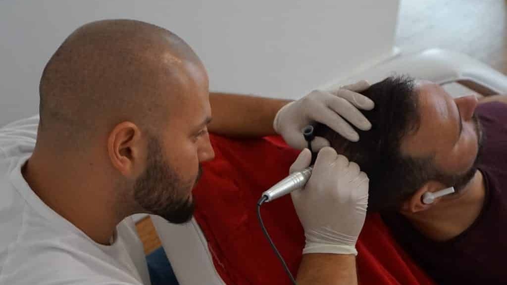 Ugur Yaman bei einer Haarpigmentierung in Berlin