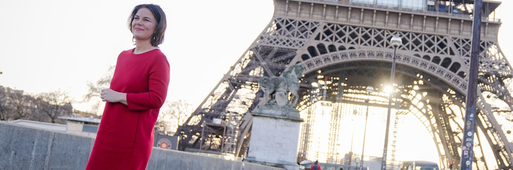 Annalena Baerbock beim Paris-Besuch vor dem Eiffelturm.