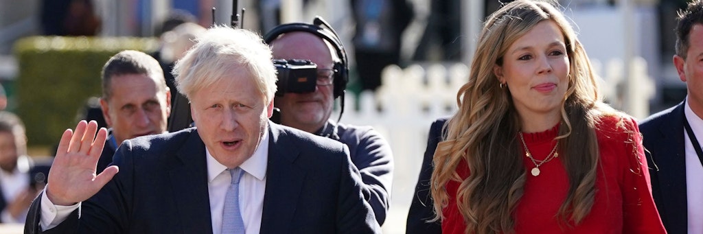 Boris Johnson, Premierminister von Großbritannien, geht gemeinsam mit seiner Frau Carrie Johnson. (Archivbild)