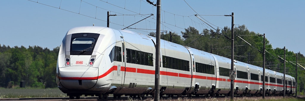 Ein Intercity vom Typ ICE 4 fährt nahe der Stadt aus Hamburg kommend in Richtung Berlin. Auf der Fernzug-Schnellverbindung zwischen Berlin und Hamburg sollen die Züge ab diesem Wochenende wieder ohne Umleitungen und Unterbrechungen unterwegs sein.