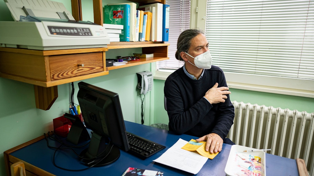 Dr. Jakob Maske, Bundespressesprecher des Berufsverbands der Kinder- und Jugendärzte, sitzt in seiner Praxis und berät einen Patienten. 