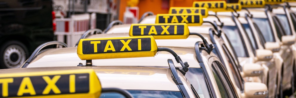 In Berlin gibt es 10.000 Taxifahrer. Jetzt kann der Kunde gezielt nach geimpften Fahrern fragen.