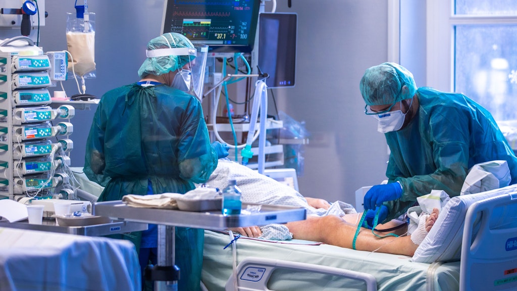 Ärzte und Pflegekräfte betreuen Patienten in einem der Behandlungszimmer der Intensivstation in der Universitätsmedizin Rostock. 