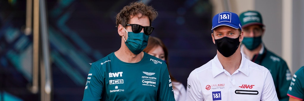 Sebastian Vettel (l) und Mick Schumacher.