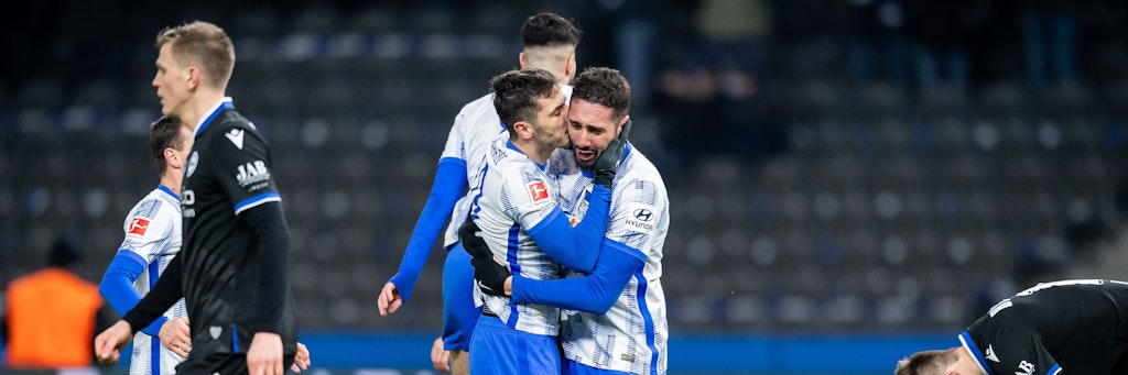 Stevan Jovetic (l.) gibt Ishak Belfodil ein dickes Küsschen auf die Wange. Shließlich hatte Belfodil die Vorlage zum 1:0 gegeben.