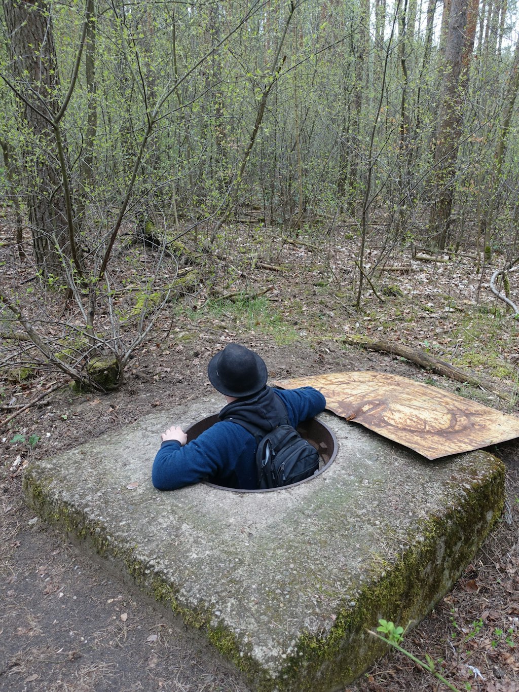 Mitten in einem Wäldchen versteckt: Ein Zugang zum Stabsbunker der Stasi, einst als Obst- und Gemüsekeller getarnt, der einst über eine jetzt mit einer Betonplatte zugedeckte Treppe erreichbar war.