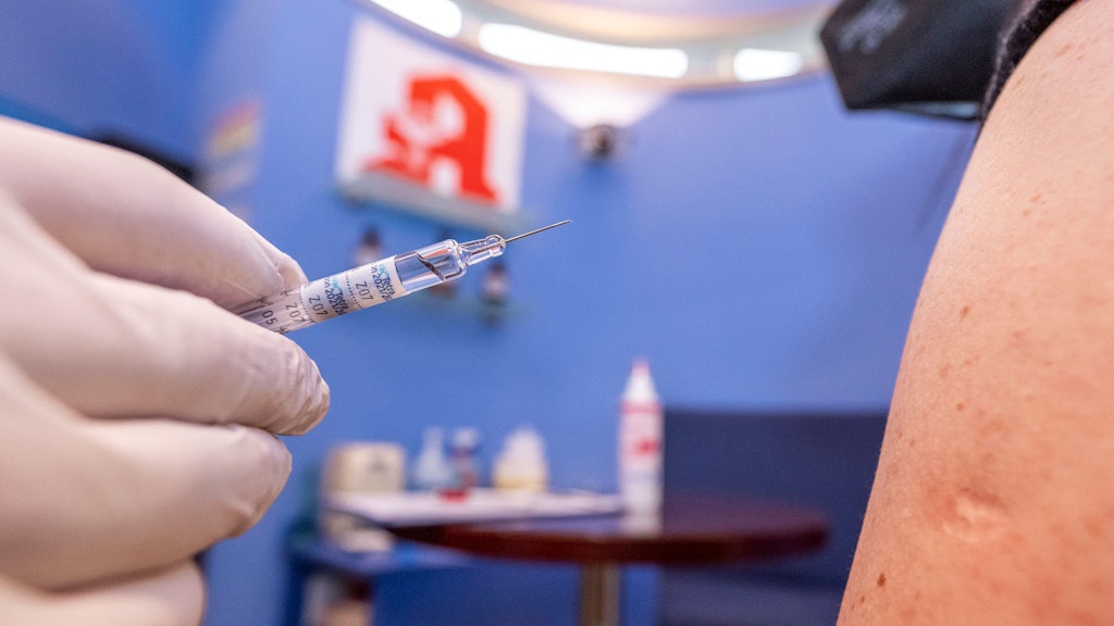 Einige Berliner Apotheker dürfen in einem Modellversuch bereits Kunden die Grippeschutzimpfung verabreichen.