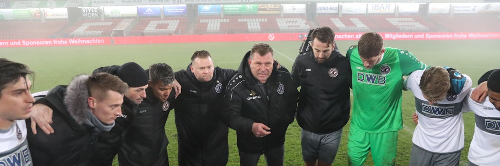 BFC-Trainer Christian Benbennek (M.) schwört seine Truppe noch in Cottbus auf eine letzte Aufgabe vor den Festtagen ein.