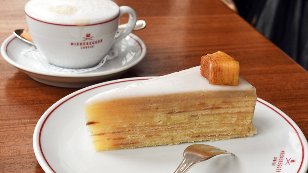 Der Baumkuchen ist ein schichtweise aufgebauter und dann gebackener Kuchen.