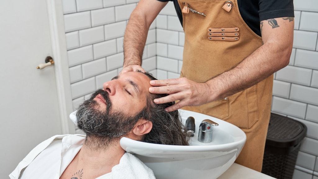Haare sollten nicht mit zu heißem Wasser gewaschen werden.