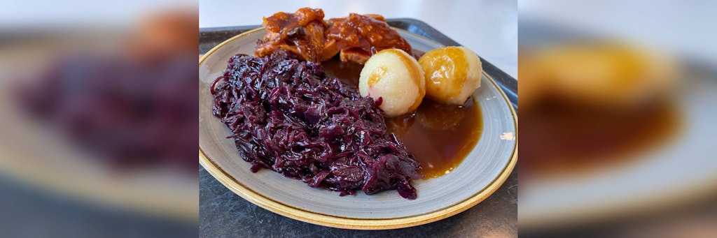 Frisches Rotkohl schmeckt zu einem zünftigen Weihnachtsessen ganz besonders gut.