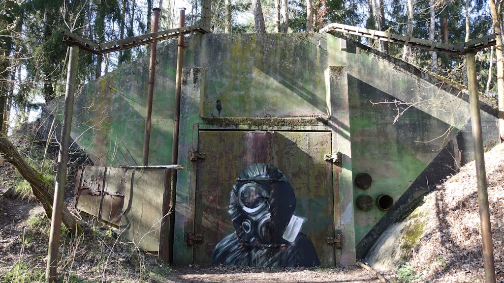 Einer der beiden Atombunker in Vogelsang, bemalt mit einem Endzeit-Bild des Berliner Streetart-Künstler Plotbot Ken.