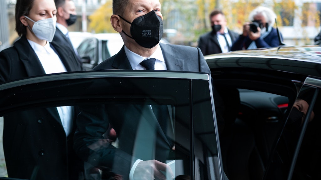 Olaf Scholz steigt in seinen Dienstwagen. 