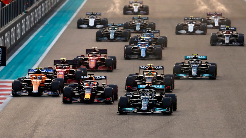 Direkt nach dem Start ging es in Abu Dhabi brutal eng zu. Lewis Hamilton überholte Max Verstappen und musste sich erst in der letzten Runde geschlagen geben.
