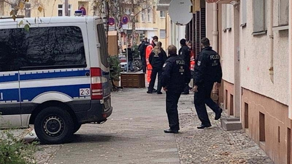 Polizisten und Mitglieder von Hilfsorganisationen evakuierten Menschen unter anderem in der Martin-Opitz-Straße.
