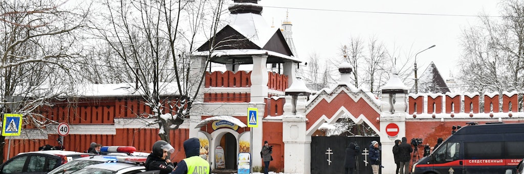 Russland, Serpuchow: Polizisten stehen vor dem Frauenkloster Wladytschni, auf dessen Gelände ein junger Mann einen selbstgebauten Sprengsatz explodieren ließ. Es gab zahlreiche Verletzte. 