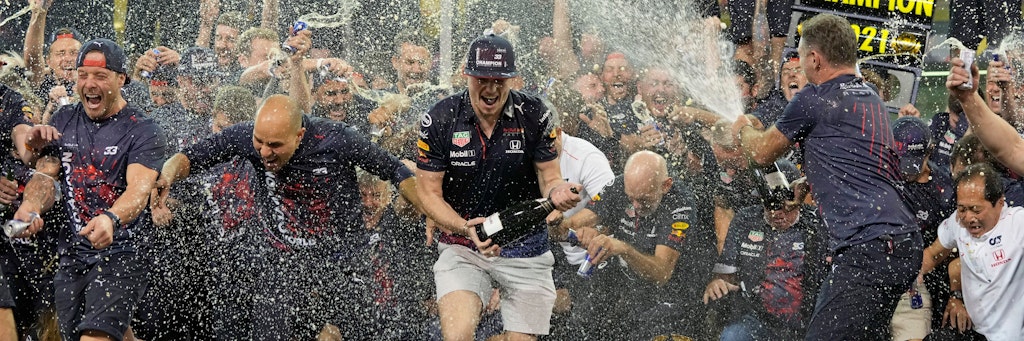 Der Anfang einer wilden Partynacht.: Red Bull und Max Verstappen feierten den Formel-1-WM-Titel des Holländers bis zum Morgengrauen.