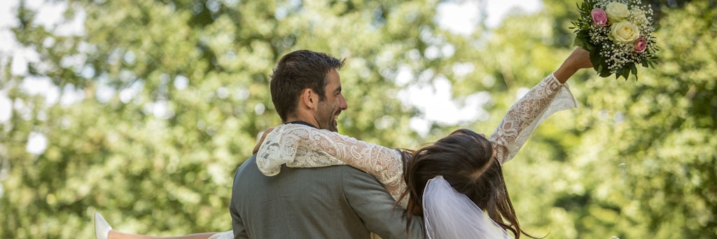 Bekannte, Freunde und Familie: Hochzeit wird meist mit vielen Menschen gefeiert. In Corona-Zeiten stellt sich dabei unweigerlich die Frage nach dem Impfstatus.