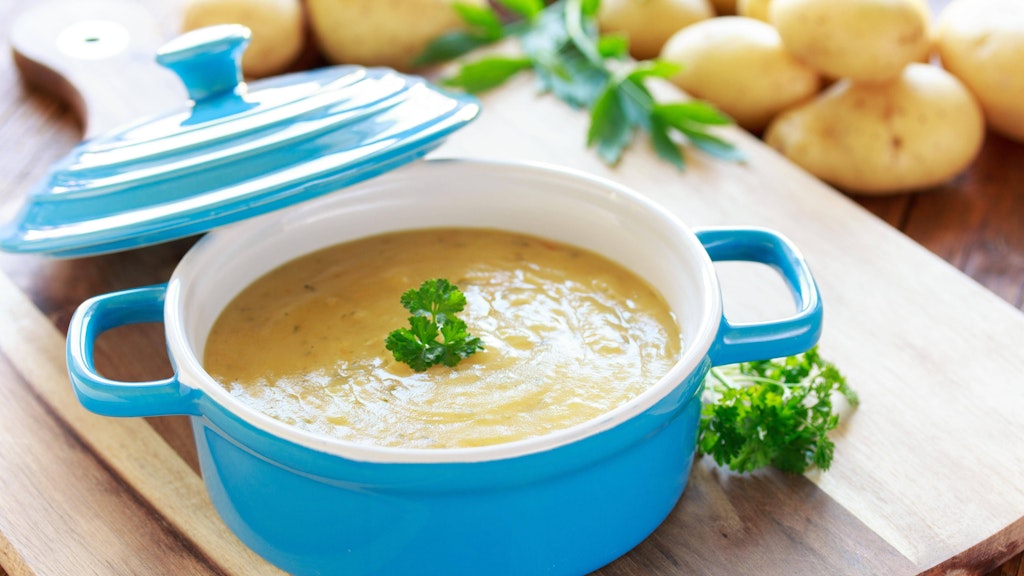 Jetzt fehlen nur noch die Würstchen: Die leckere Kartoffelsuppe schmeckt wirklich jedem.